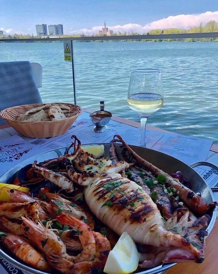 Tigaie cu fructe de mare pe malul lacului